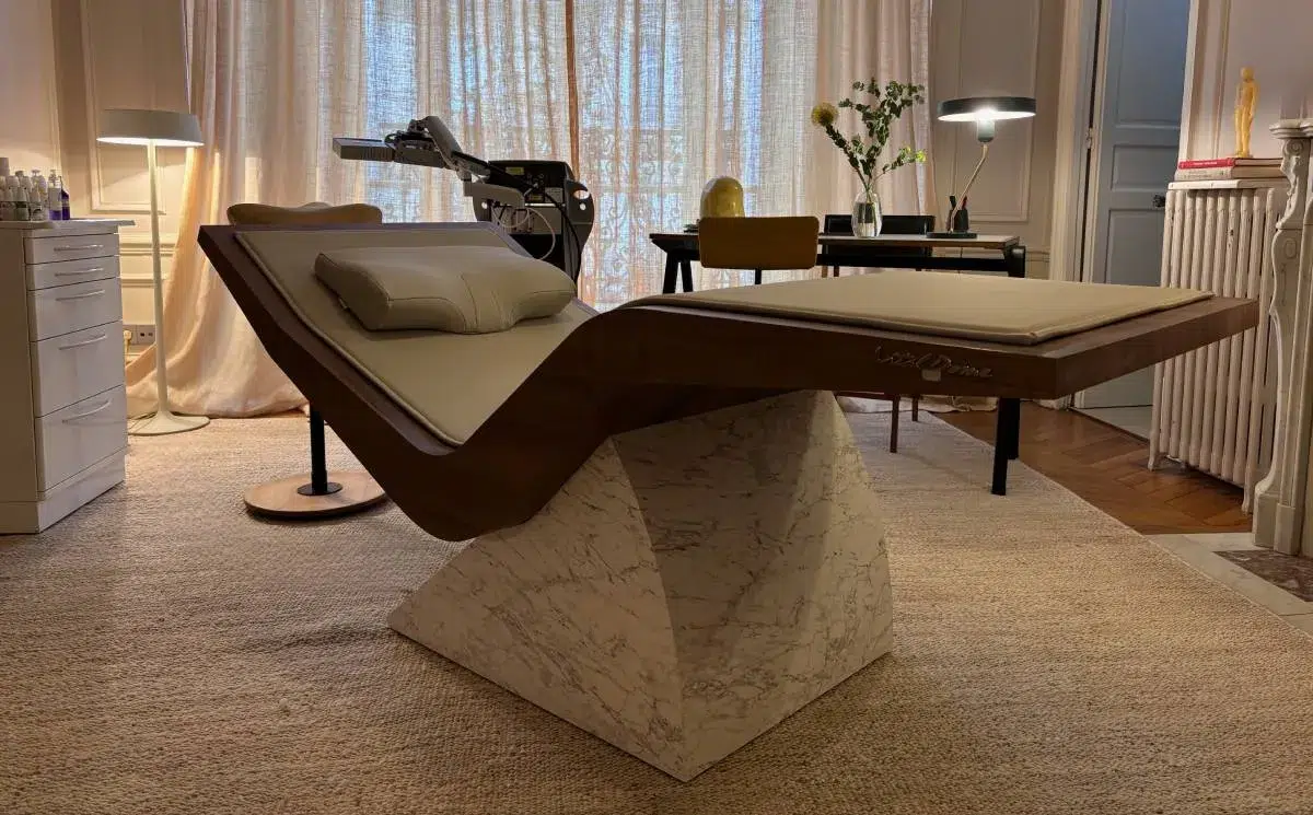 LOUNGE VITAL TECH dans un espace de vie pour une expérience d’infrathérapie à domicile