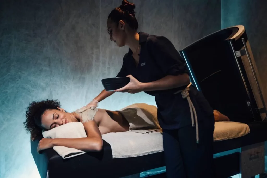 Ouverture à 90 degrés du VITAL DOME facilitant les enveloppements et soins corporels Comparaison entre sauna infrarouge, dôme infrarouge et VITAL DOME pour les spas et hôtels.