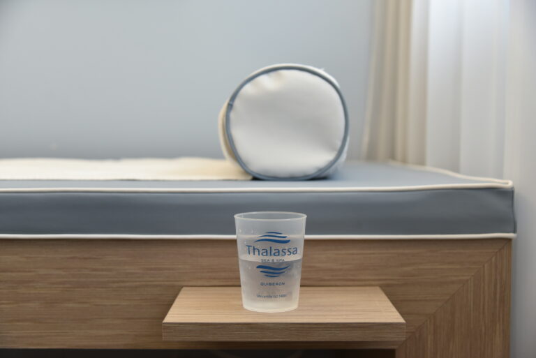 Verre d’eau dans un spa premium avant une séance d’infrathérapie professionnelle VITAL TECH.